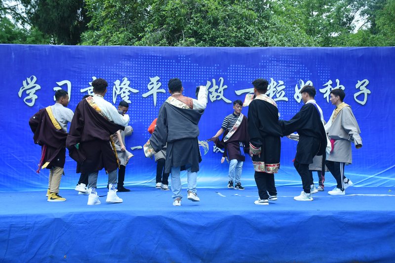藏族学生表演节目.jpg