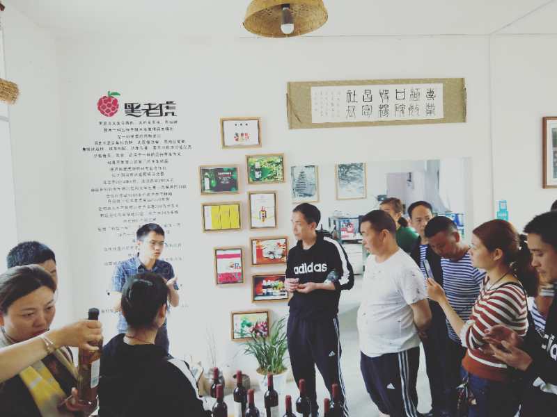 通道双江镇芋头村“黑老虎”基带头人杨昌宏为学员介绍“黑老虎”专业合作社运营经验.jpg