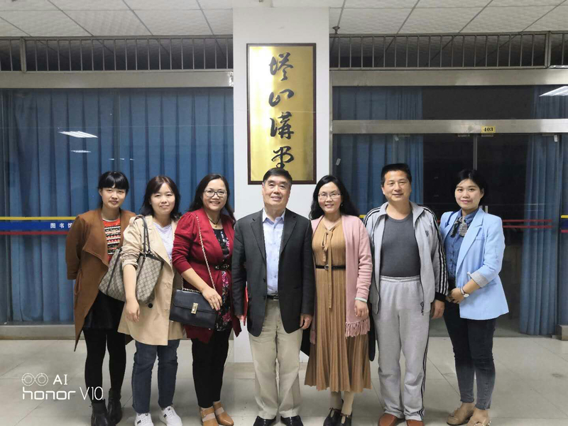 我院政治理论课部教师与中央马工程首席专家、北京大学博士生导师陈占安教授留影.jpg