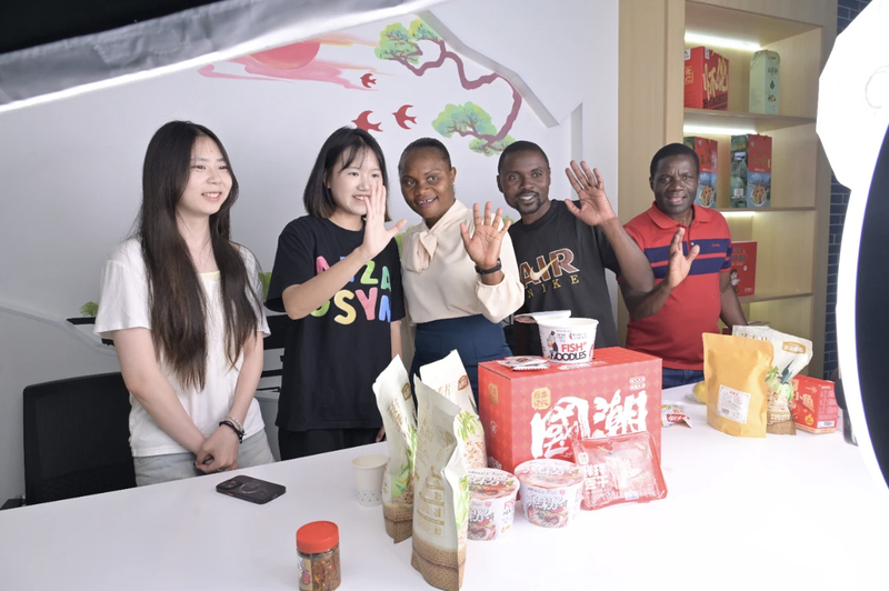 1781508002182005708.jpg 4-1. 马拉维培训班成员在怀化职院创新创业中心直播间与观众互动.jpg