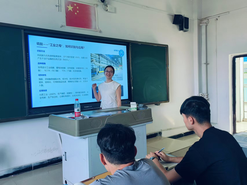 1789877547002063367.jpg 肖露云在教室上课.jpg